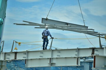 工場建設・働く男性