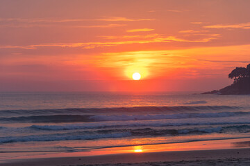 Fototapeta premium .The sun fell on the horizon in the sea at Karon beach Phuket.