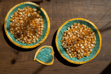 Ziarna kukurydzy talerzyk ceramika pomarańczowy i turkusowy - obrazy, fototapety, plakaty