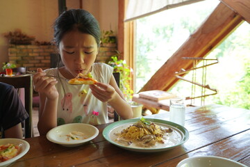 食事を楽しむ少女　食べる　撮影　写メ
