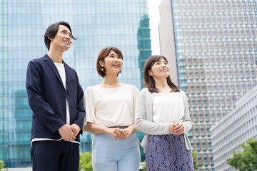 ビルバック　オフィスカジュアルの恰好をしたビジネスマン3人のポートレート