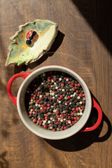 Pieprz kolorowy ziarna czerwona miseczka © Seance_Photo_Sylwia