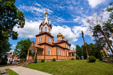 Fototapeta na wymiar Zabytkowa drewniana cerkiew pod wezwaniem św. Mikołaja w Michałowie, Podlasie, Polska