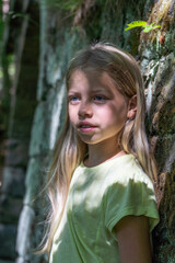 Porträt eines jungen, hübschen, manchmal nachdenklich oder frechen Mädchens.