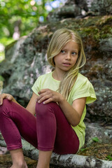 Obraz premium Mädchen beim unbeschwerten Sport und turnerischer Bewegen, wie Akrobatik in der Freizeit, im Wald und in der Natur. Sie trägt legere Kleidung, Shirt und Leggins.