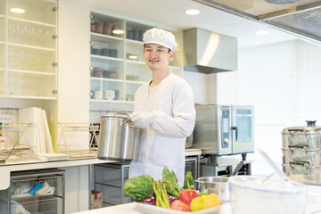 男性調理師　給食センター　厨房