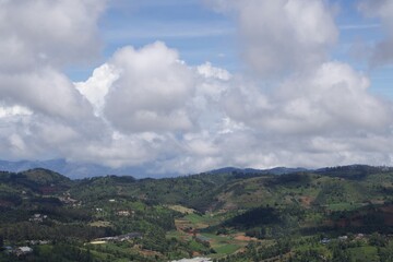Fototapeta na wymiar Mountain view with clouds 