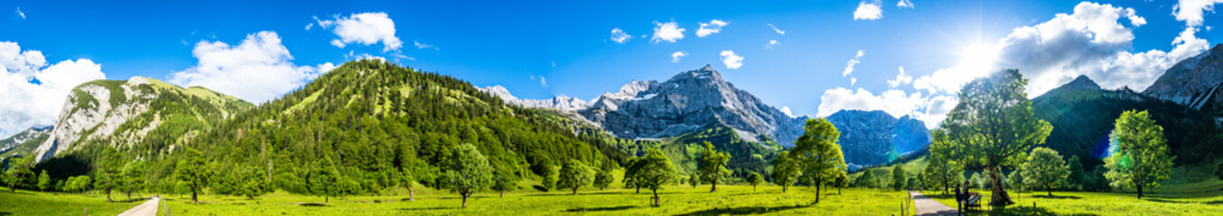 Fototapeta na wymiar mountain at the eng alm in austria