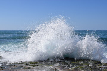 Fototapeta premium waves on the rocks