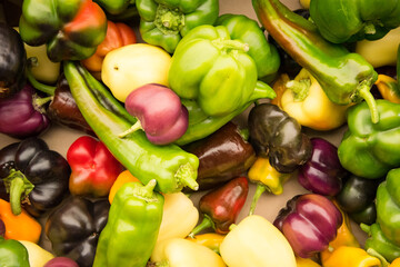 des légumes frais. Des poivrons, des piments et des légumes épicés