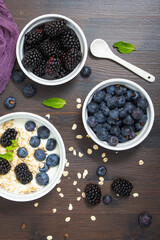 Haferflocken mit Blaubeeren und Brombeeren und veganem Joghurt