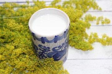 Obraz premium Echtes Labkraut und Milch