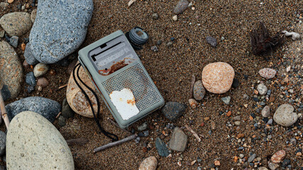 砂浜と壊れた携帯ラジオ