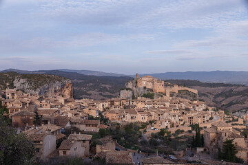 Fototapeta na wymiar Preciosa vista panorámica de Alquézar en Huesca