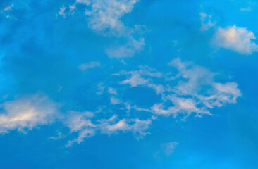 Fototapeta na wymiar Nuages dans un ciel bleu, clouds in a blue sky 
