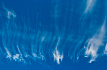 Nuages dans un ciel bleu, clouds in a blue sky 