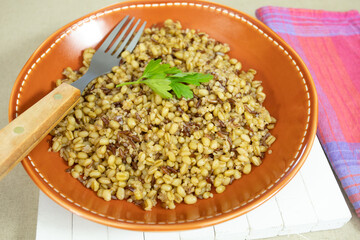 assiette de blé, riz rouge et quinoa