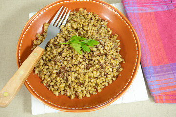 assiette de blé, riz rouge et quinoa