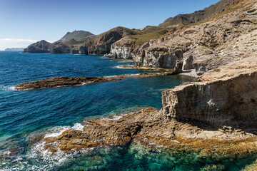 Aguas turquesa, acantilados y calas en el parque natural de Cabo de Gata-Níjar, provincia de Almería, Andalucía, España