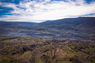 Fototapeta na wymiar Preciosa panorámica del Valle del Jerte al norte de Cáceres