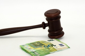 100 Euro Geldscheine mit Richterhammer freigestellt auf wei&szlig;em Hintergrund