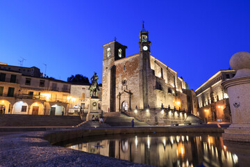 Fototapeta na wymiar Preciosa nocturna de la plaza de Trujillo en Cáceres