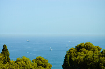 Statki/żaglówki na Morzu Śródziemnym uchwycone na wysokości Malagi, Hiszpania Costa del Sol