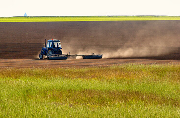 tracteur dans un champs