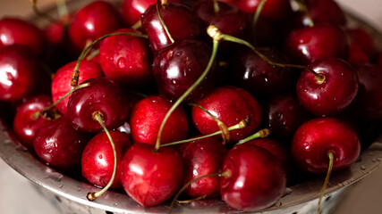 Obraz na płótnie Canvas Fresh ripe cherries in metal bowl close up food background