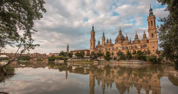 Zaragoza 2 de julio de 2020, timelapse de ciudad de zaragoza en espa&ntilde;a