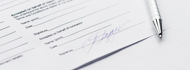 Obraz premium Signature under a business contract agreement with a pen. The signature is fictional.