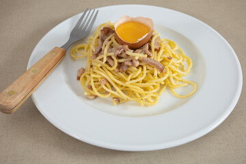assiette de spaghettis à la carbonara