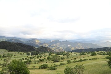 Fototapeta premium Górskie zielone wzgórze widok na dolinę. Krajobraz górskiej wioski. Savsat / Artvin / Turcja