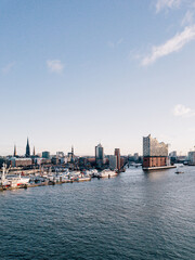 Die Elbphilharmonie und der Hamburger Hafen von oben