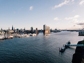 Naklejka premium Die Elbphilharmonie und der Hamburger Hafen von oben