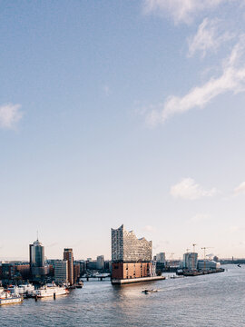 Die Elbphilharmonie und der Hamburger Hafen von oben