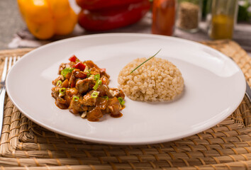 Carne com legumes e arroz integral