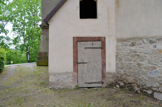 altes haus t&uuml;r tor schene verfallen rekonstruktion