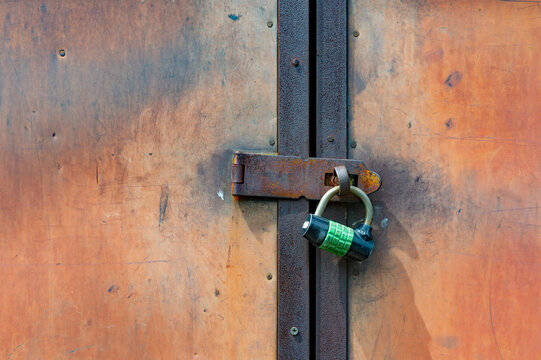 ダイヤル式鍵で施錠された扉