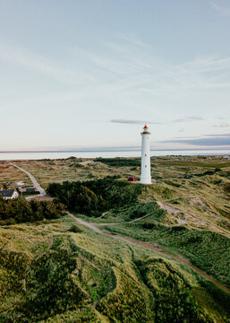 Lyngvig Fyr bei Hvide Sande von oben - Leuchtturm an Nordsee - Luftbild mit Drohne