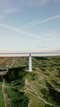 Lyngvig Fyr bei Hvide Sande von oben - Leuchtturm an Nordsee - Luftbild mit Drohne
