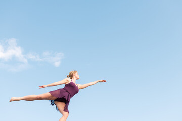 Naklejka premium ballet dancer dancing with the sky at background