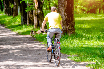 Naklejka premium Cyclist ride on the bike path in the city Park 