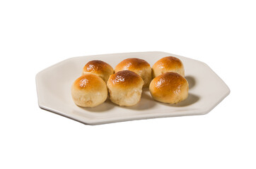Assiette de brioches sur fond blanc