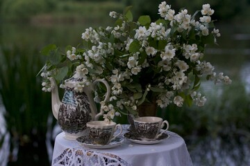 Under jasmine evenings, we drink green tea with you. Only in winter tea with flowers takes us to summer paradise.