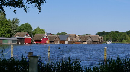 Blick auf die Bootshäuser in Röbel/Müritz in der Mecklenburgischen Seenplatte