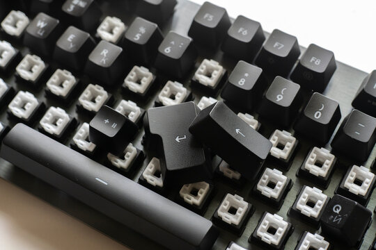 modern mechanical keyboard switches, black and white keycaps on the desk