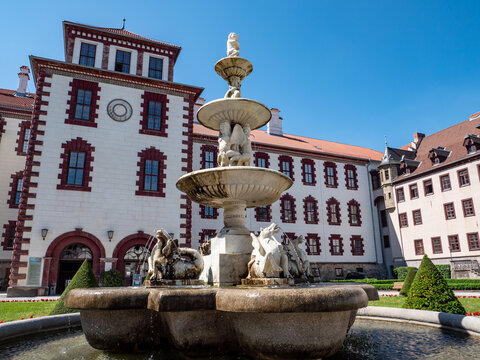 Rathaus und Museum in Meiningen Th&uuml;ringen mit Springbrunnen