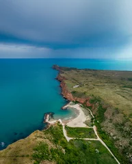 Keuken foto achterwand Bolata strand, Balgarevo, Bulgarije Bolata Beach, Kaap Kaliakra, aan de noordkust van Bulgarije. De hoge steile oevers van een roodachtige tint zijn in harmonie met het groen van gras en de eindeloze blauwe zee. Uitzicht vanaf drone.