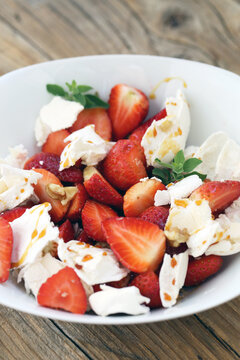 merengues com morangos, nozes derramadas com licor.